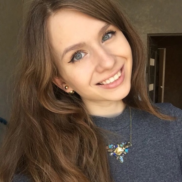 EUC Kiss Me Exquisite Rhinestone Pendant Necklace - Picture 2 of 6